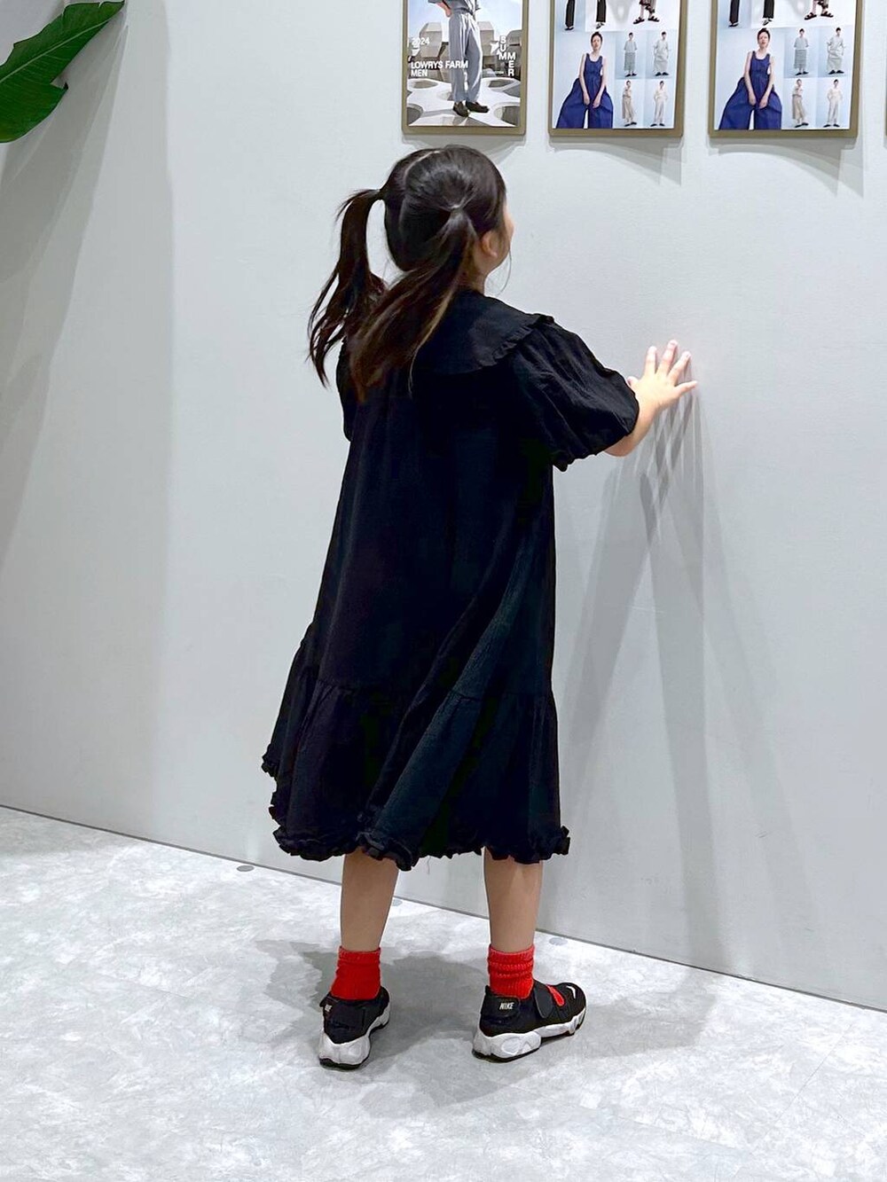 ブラック系のワンピース、レッド系のソックス/靴下を着用したキッズの秋コーディネートの2枚目の写真