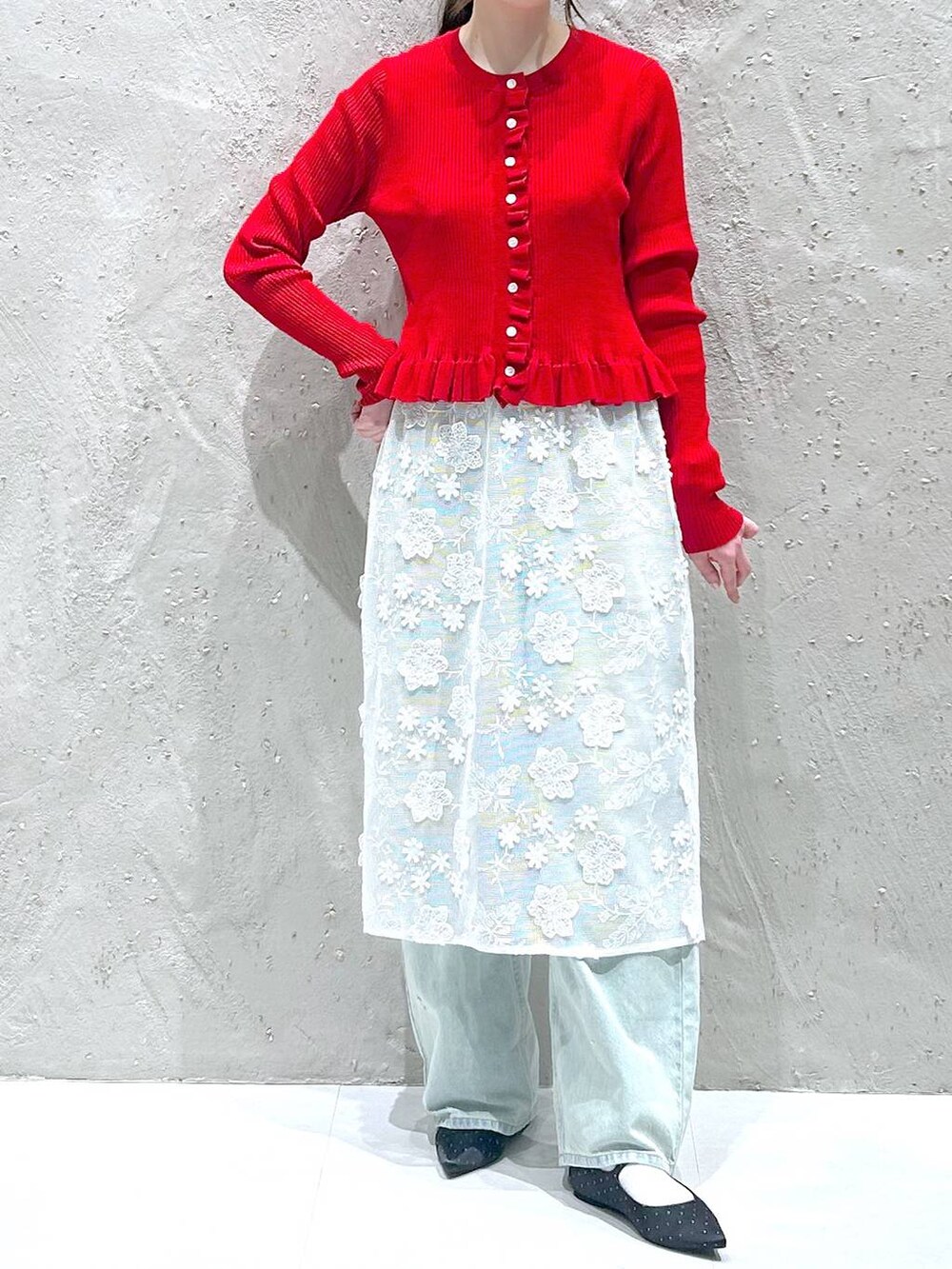 ブラック系のパンプス、ブルー系のデニムパンツ、レッド系のTシャツ/カットソーを着用したレディースの春コーディネートの3枚目の写真