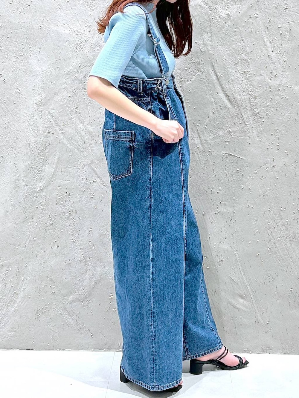 ブルー系のカーディガン/ボレロ、ブルー系のデニムパンツ、ブラック系のサンダルを着用したレディースの春コーディネートの4枚目の写真