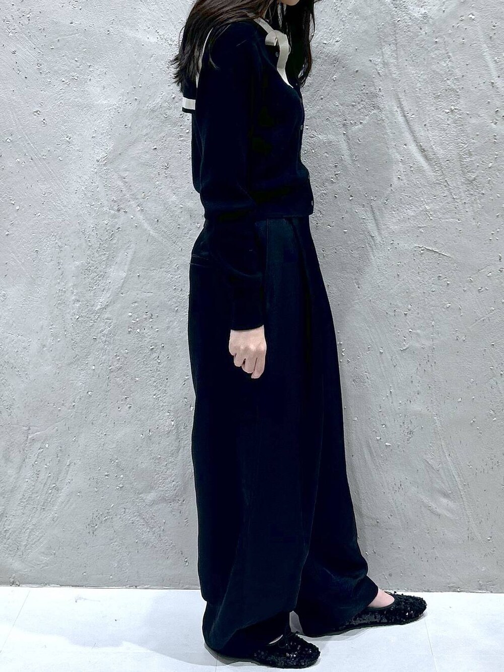 ブラック系のカーディガン/ボレロ、ブラック系のその他パンツを着用したレディースの秋コーディネートの4枚目の写真