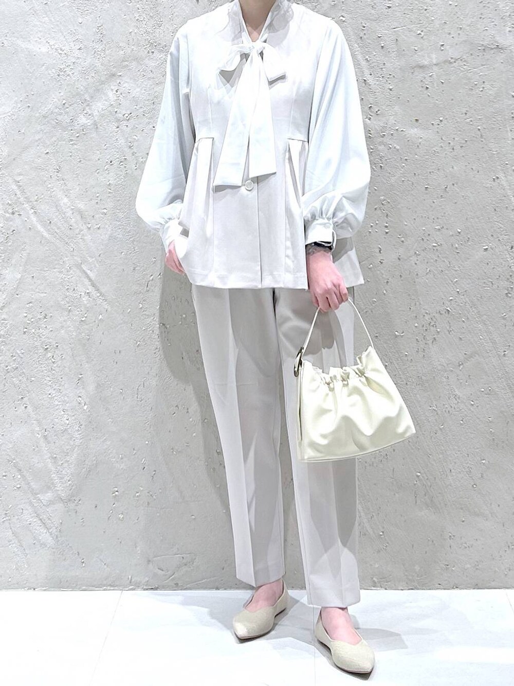 ホワイト系のショルダーバッグ、ホワイト系のその他パンツ、ホワイト系のベストを着用したレディースの冬コーディネートの3枚目の写真