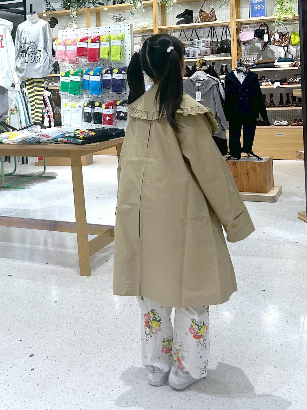 ピンク系のTシャツ/カットソー、ホワイト系のその他パンツを着用したキッズの冬コーディネートの3枚目の写真