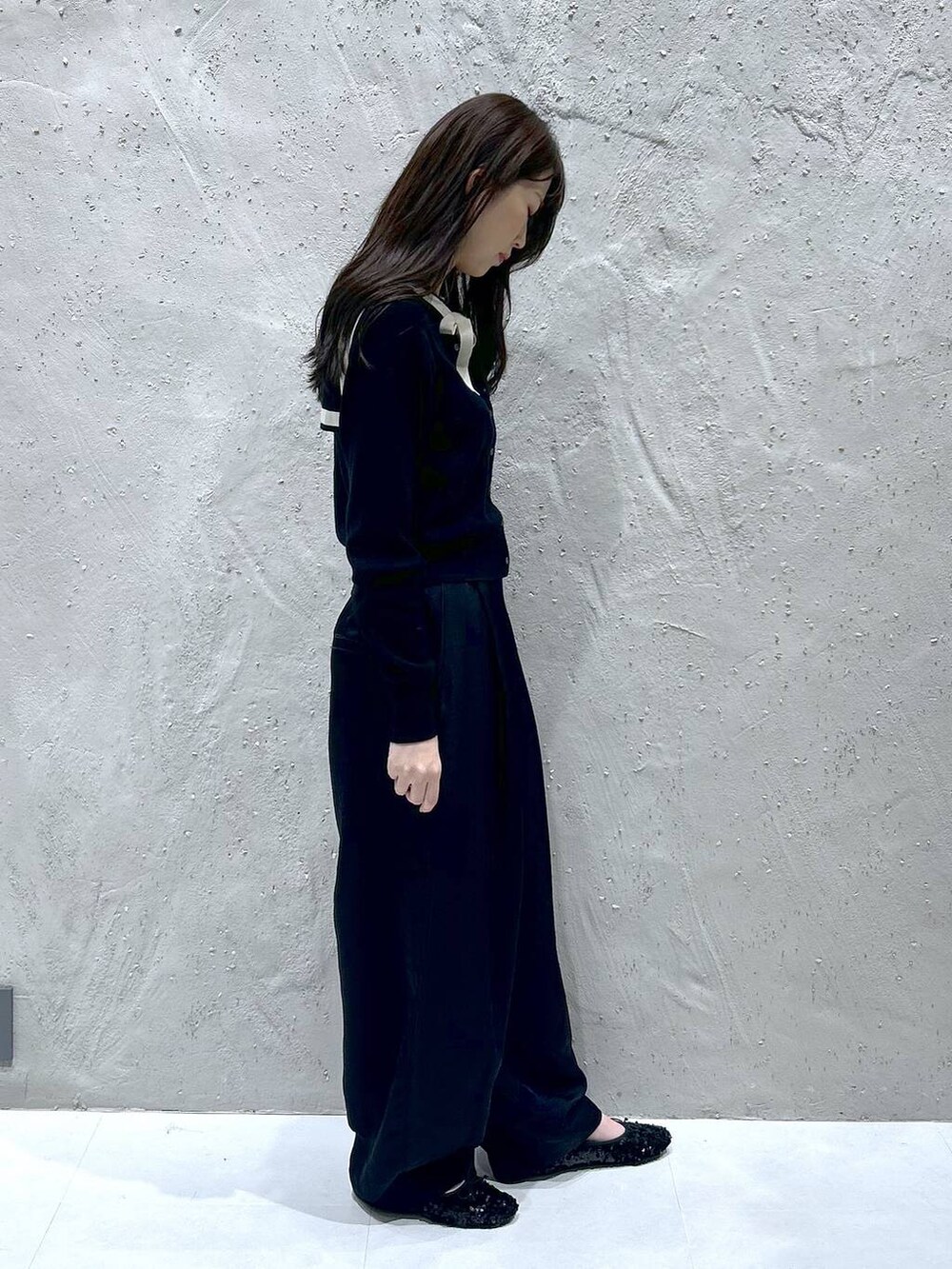 ブラック系のカーディガン/ボレロ、ブラック系のその他パンツを着用したレディースの秋コーディネートの3枚目の写真