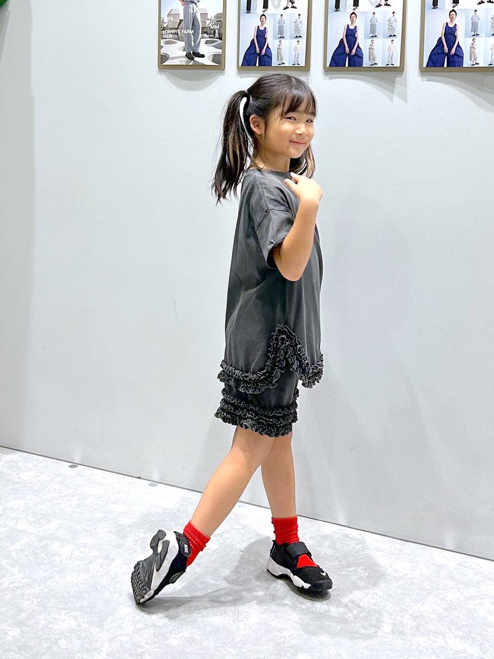 グレー系のその他パンツ、グレー系のTシャツ/カットソーを着用したキッズの夏コーディネートの3枚目の写真