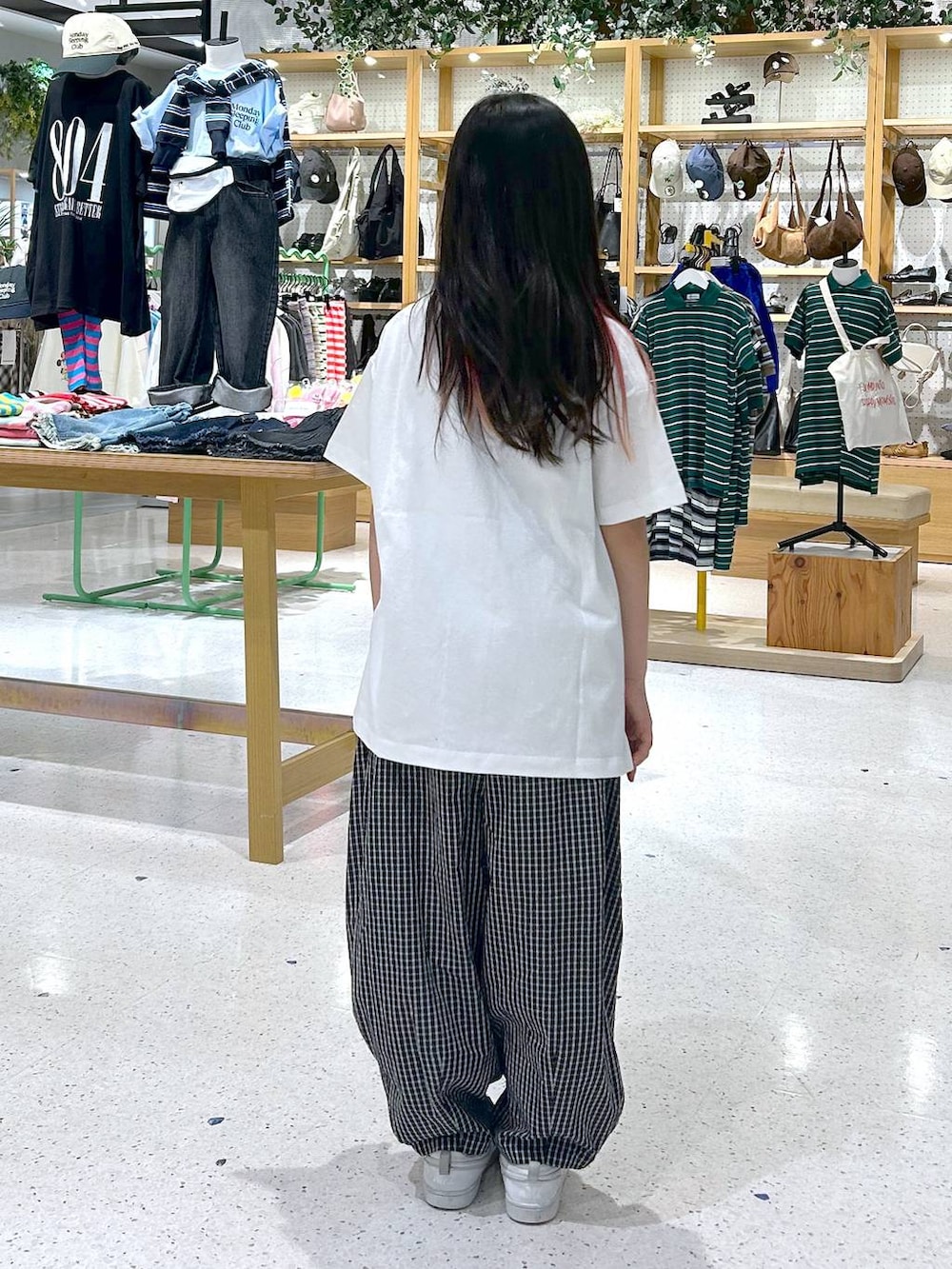 ホワイト系のTシャツ/カットソー、ブラック系のその他パンツを着用したレディースの春コーディネートの3枚目の写真