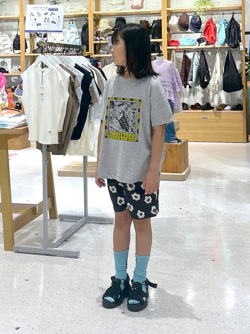 ブラック系のその他パンツ、ブラック系のサンダル、グレー系のTシャツ/カットソーを着用したレディースの夏コーディネートの2枚目の写真