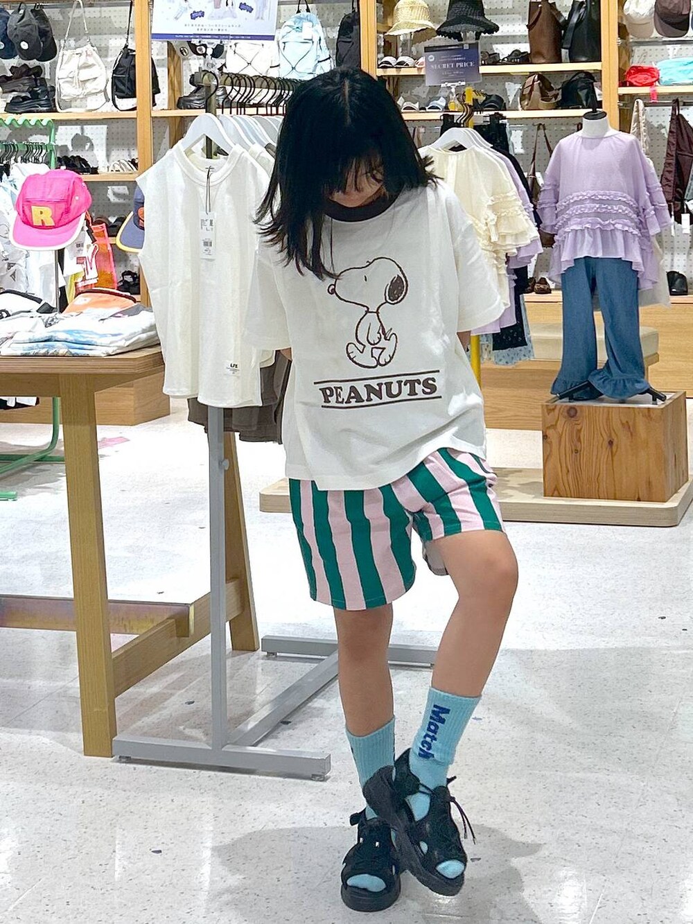 ブルー系のその他パンツ、ベージュ系のTシャツ/カットソー、ブルー系のソックス/靴下を着用したキッズの夏コーディネートの2枚目の写真