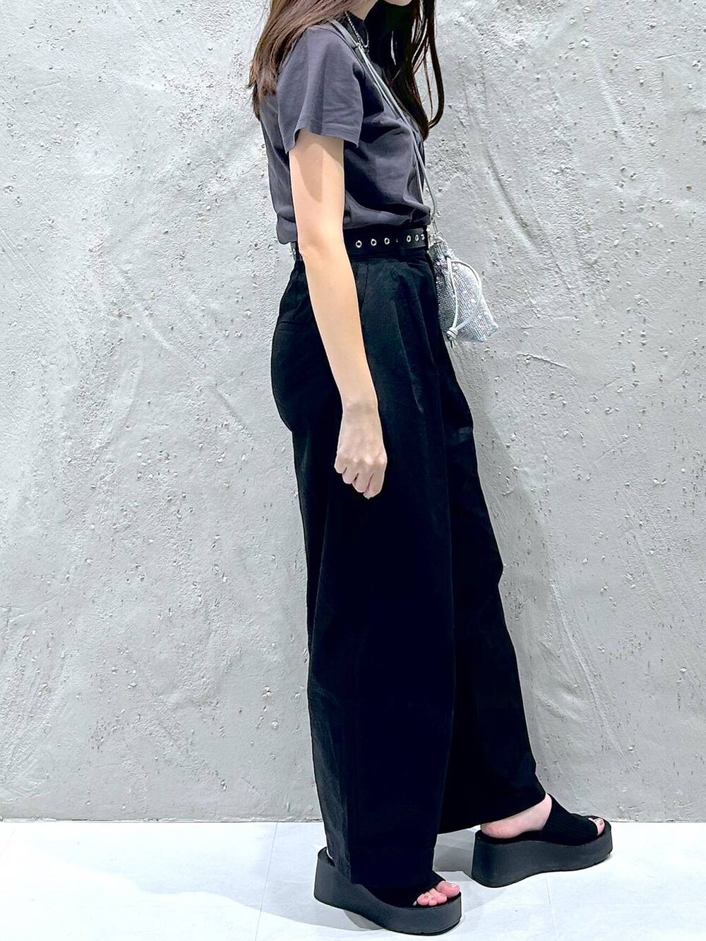 ブラック系のサンダル、シルバー系のショルダーバッグ、グレー系のTシャツ/カットソーを着用したレディースの夏コーディネートの4枚目の写真