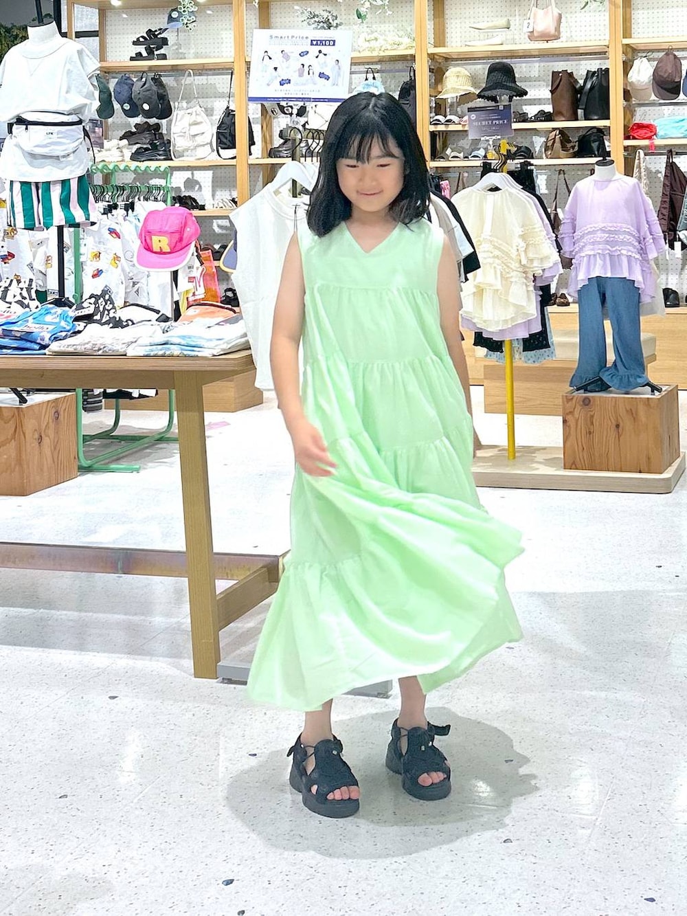 ブラック系のサンダル、グリーン系のワンピースを着用したキッズの夏コーディネートの6枚目の写真