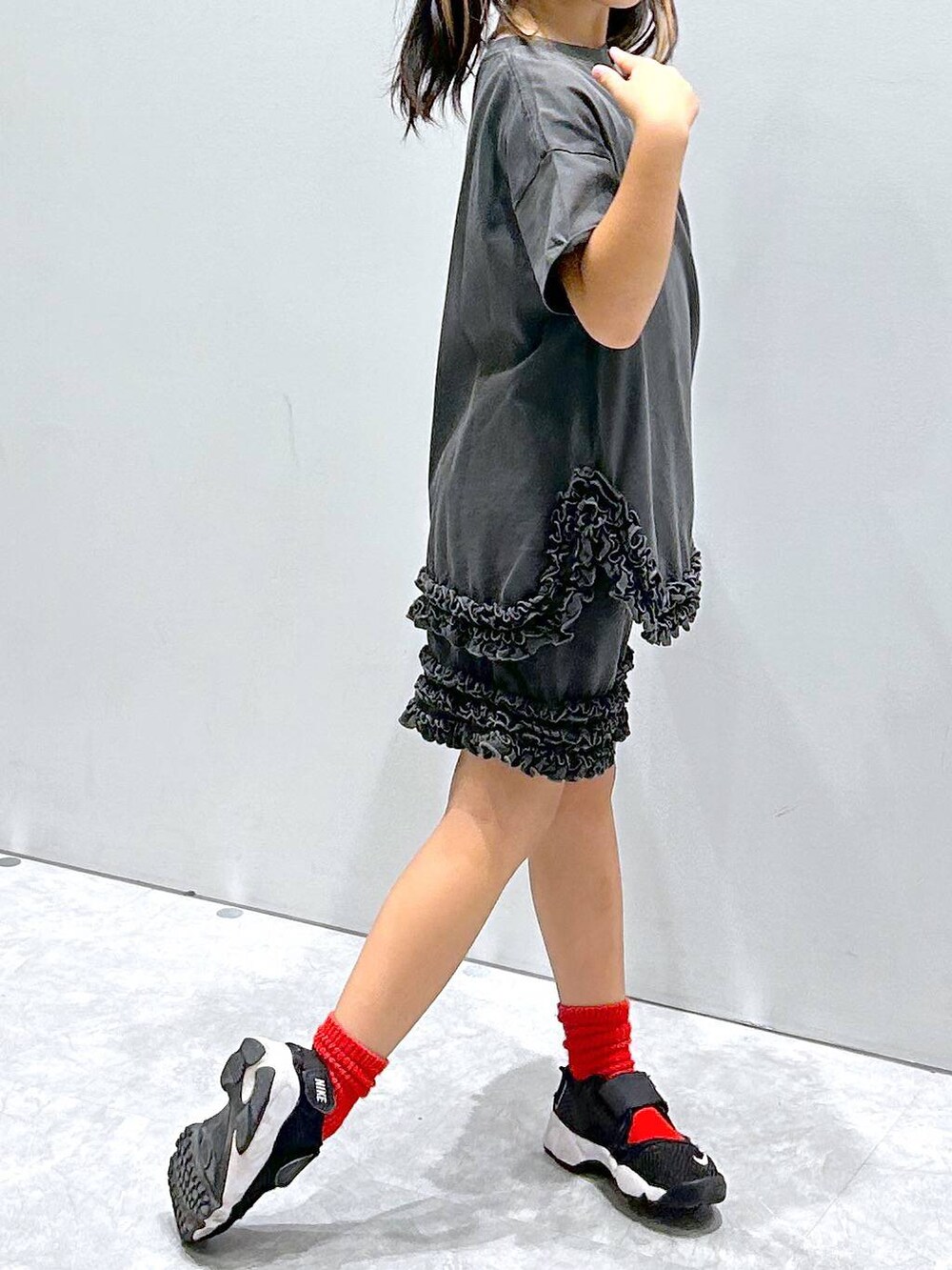 グレー系のその他パンツ、グレー系のTシャツ/カットソーを着用したキッズの夏コーディネートの4枚目の写真