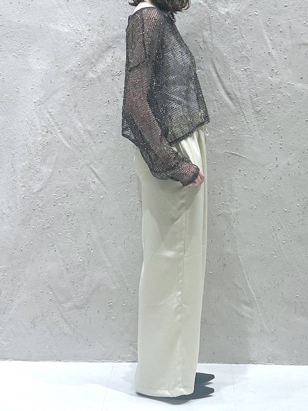 ブラック系のパンプス、イエロー系のその他パンツ、ブラック系のショルダーバッグを着用したレディースの春コーディネートの4枚目の写真