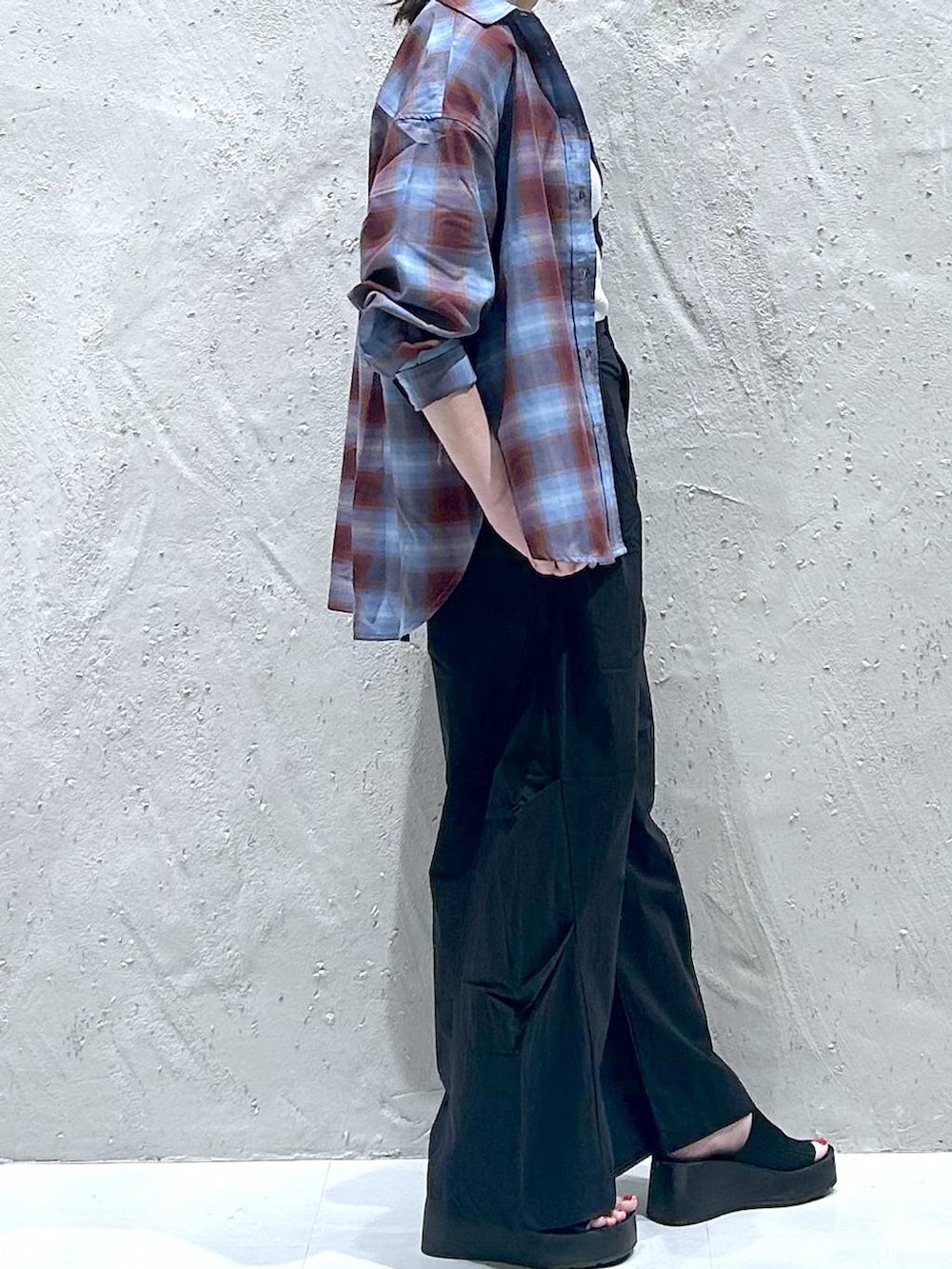ブラック系のその他パンツ、シルバー系のタンクトップ、ブラック系のサンダルを着用したレディースの秋コーディネートの4枚目の写真