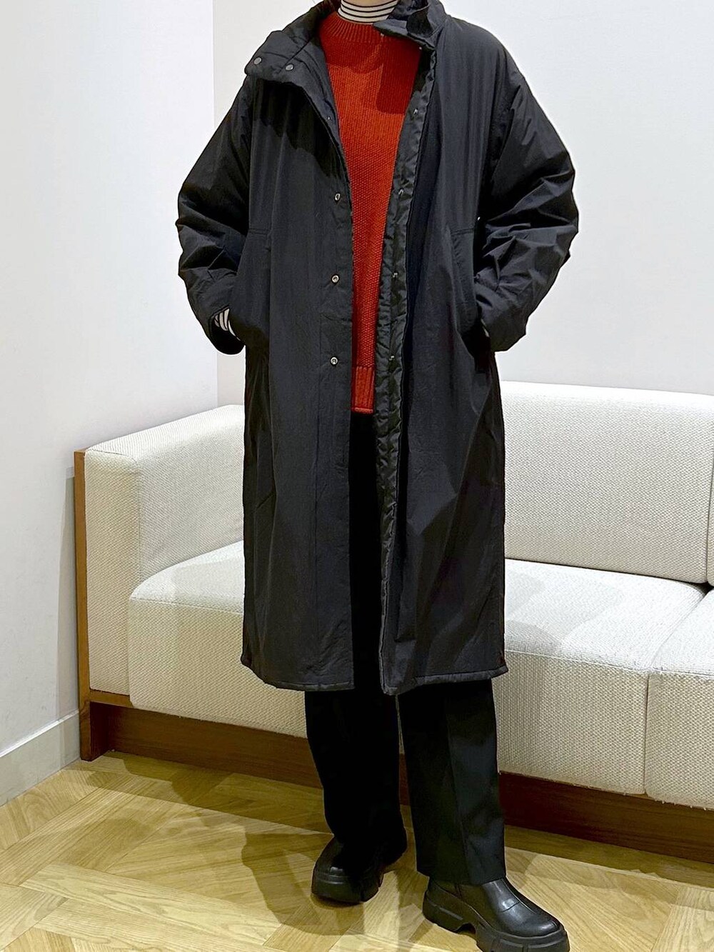 ホワイト系のTシャツ/カットソー、ブラック系のブーツ、レッド系のTシャツ/カットソーを着用したレディースの冬コーディネートの6枚目の写真