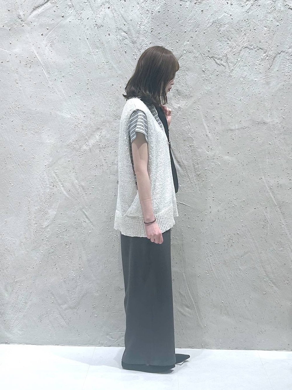 ベージュ系のその他パンツ、ブラック系のパンプス、グレー系のTシャツ/カットソーを着用したレディースの夏コーディネートの2枚目の写真