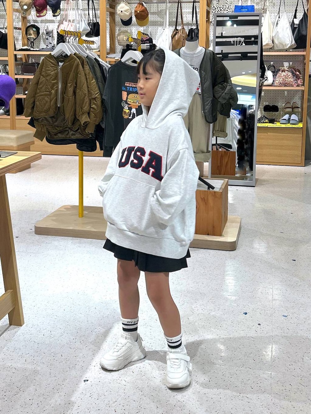 グレー系のスカート、グレー系のスウェットを着用したキッズの秋コーディネートの3枚目の写真