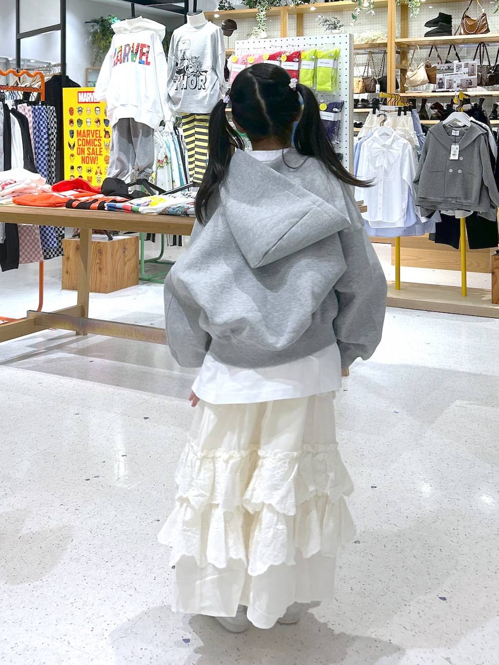 ホワイト系のTシャツ/カットソー、グレー系のパーカー、ホワイト系のスカートを着用したキッズの春コーディネートの3枚目の写真