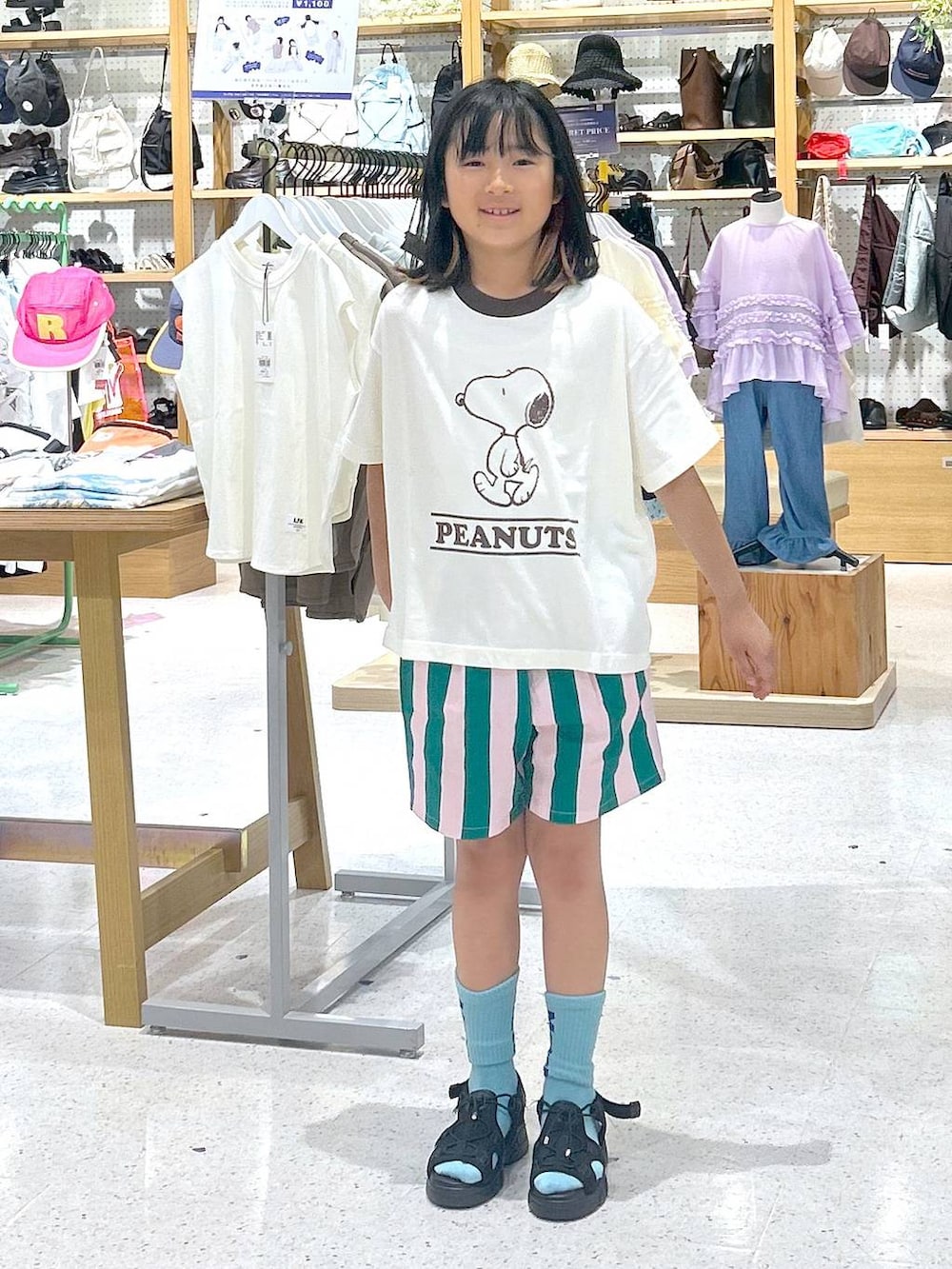 ブルー系のその他パンツ、ベージュ系のTシャツ/カットソー、ブルー系のソックス/靴下を着用したキッズの夏コーディネートの4枚目の写真