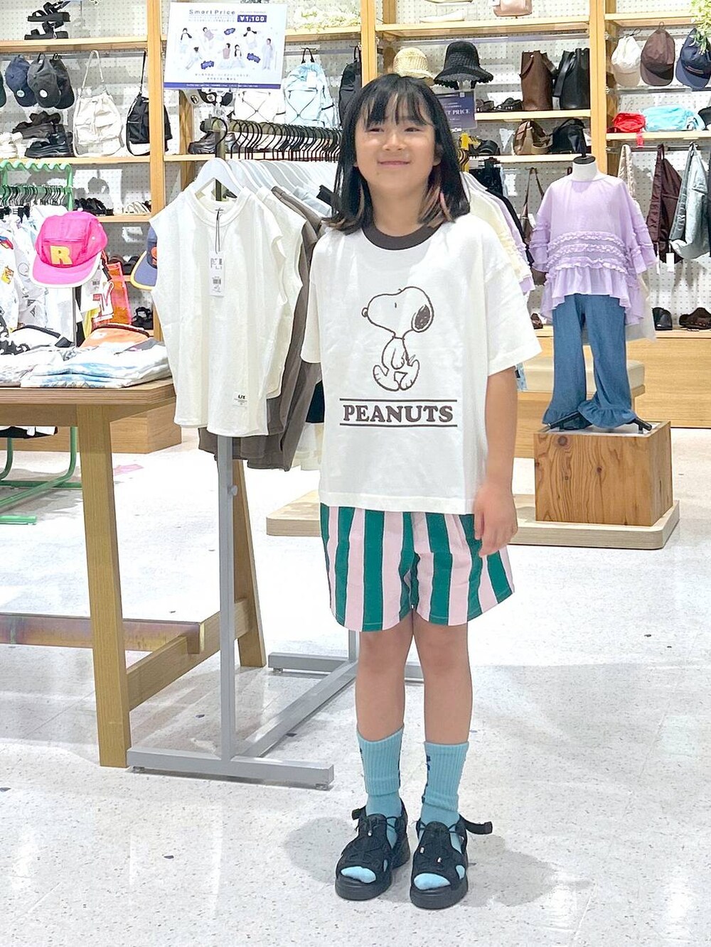 ブルー系のその他パンツ、ベージュ系のTシャツ/カットソー、ブルー系のソックス/靴下を着用したキッズの夏コーディネートの5枚目の写真