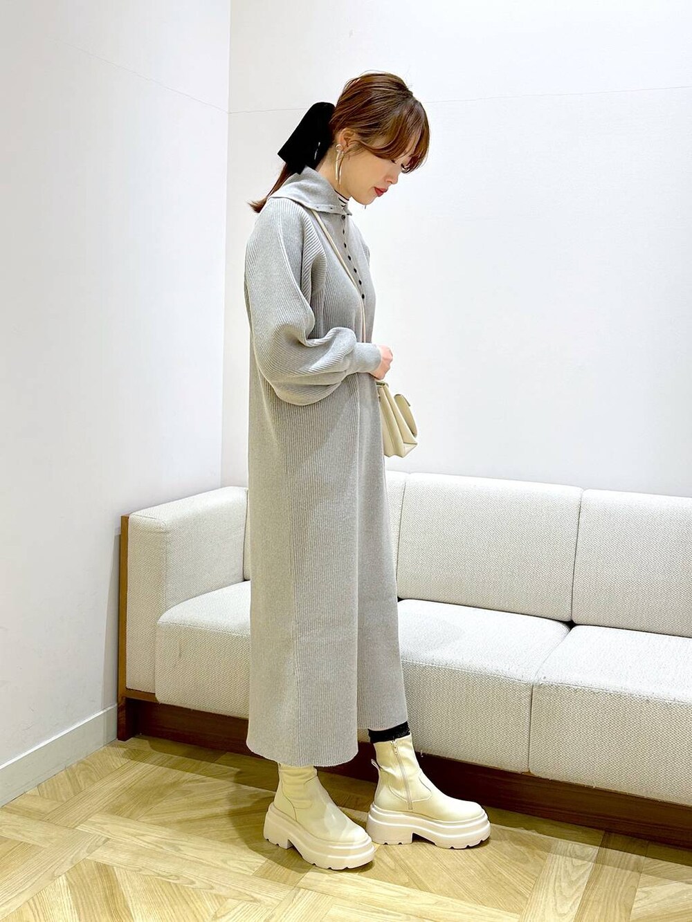 ホワイト系のTシャツ/カットソー、ホワイト系のショルダーバッグ、ホワイト系のブーツを着用したレディースの冬コーディネートの3枚目の写真