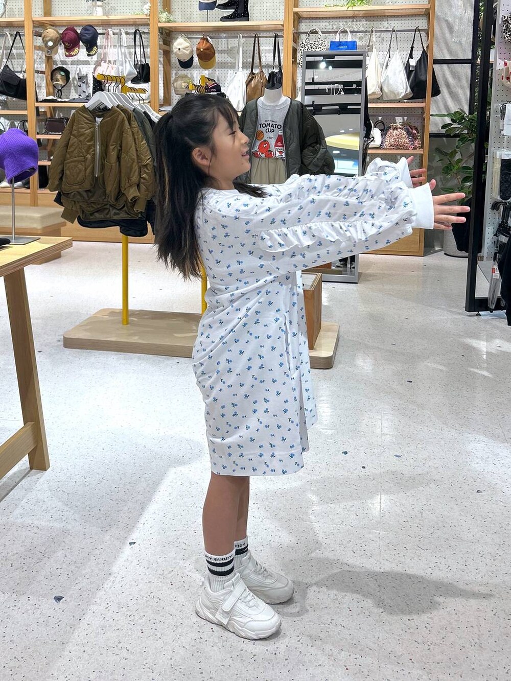 「ドットエスティ秋コーデ、高身長、着痩せ・細見え、キッズ、ママコーデ、大人女子カジュアル_LOWRYS FARM、リンクコーデ、親子コーデ、キッズ服、秋コーデ、ワンピース」｜「LOWRYS FARMのＵＳＡソデフリルワンピース　148563（ワンピース、ブルー系）」を使った、lfyuikoさん（キッズ・123cm）の秋コーディネートの2枚目の写真