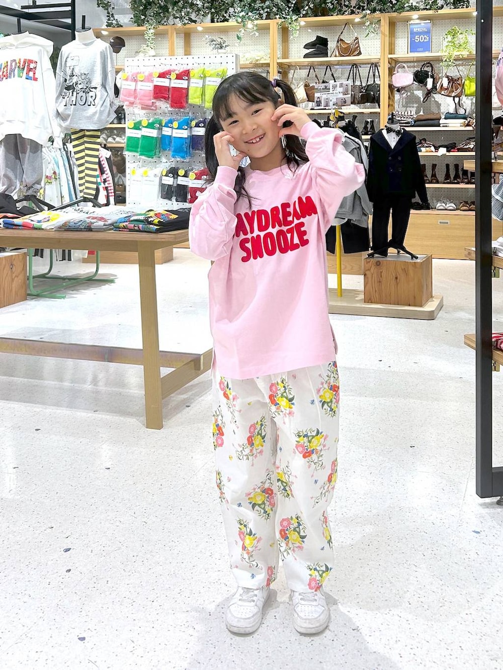 ピンク系のTシャツ/カットソー、ホワイト系のその他パンツを着用したキッズの冬コーディネートの2枚目の写真