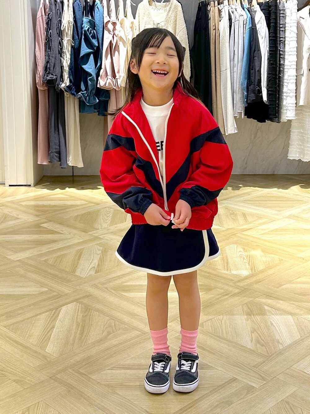 ブルー系のナイロンジャケット、ホワイト系のTシャツ/カットソーを着用したキッズの春コーディネートの2枚目の写真