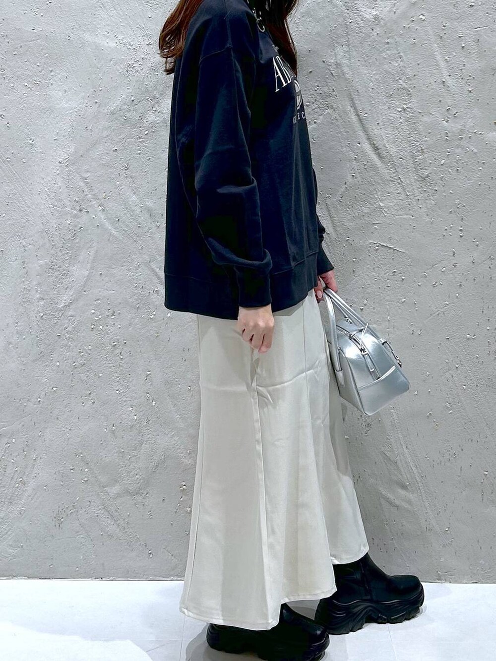 ブラック系のブーツ、シルバー系のボストンバッグ、グレー系のスウェットを着用したレディースの秋コーディネートの4枚目の写真