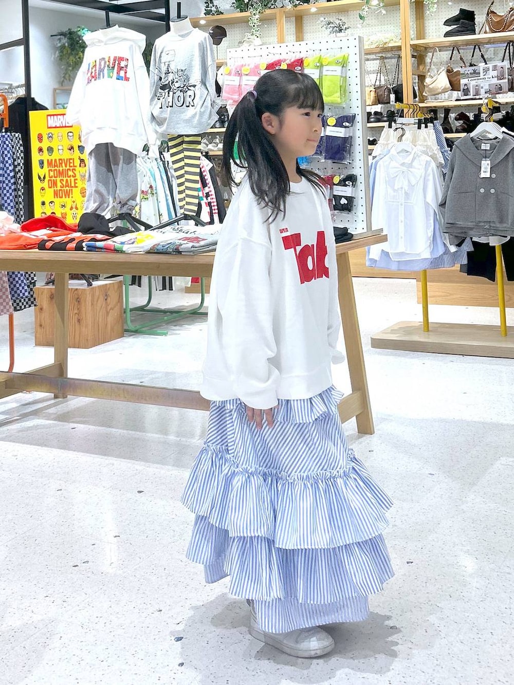 ホワイト系のスウェット、その他のスカートを着用したキッズの冬コーディネートの2枚目の写真