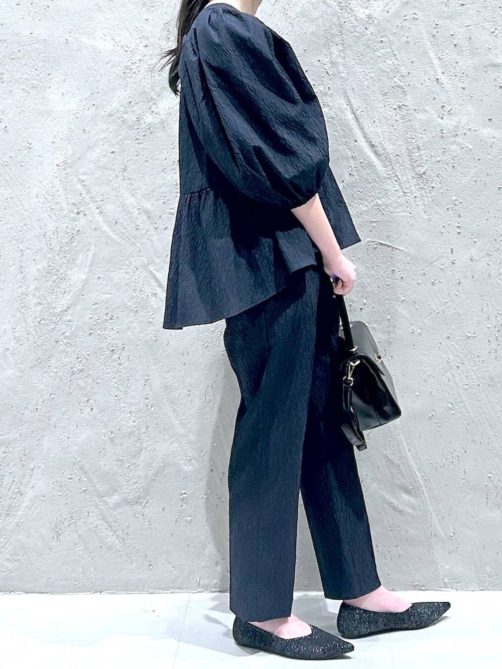 ブラック系のボストンバッグ、ブルー系のシャツ/ブラウス、ブルー系のその他パンツを着用したレディースの冬コーディネートの4枚目の写真