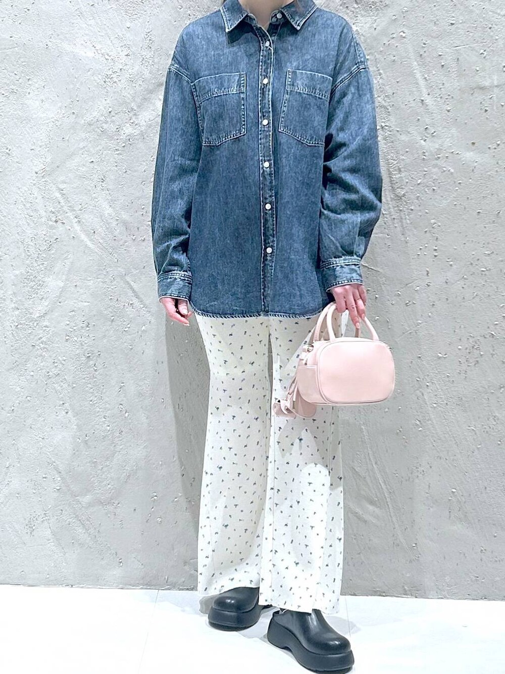 ピンク系のボストンバッグ、ブルー系のシャツ/ブラウス、ブラック系のサンダルを着用したレディースの春コーディネートの3枚目の写真