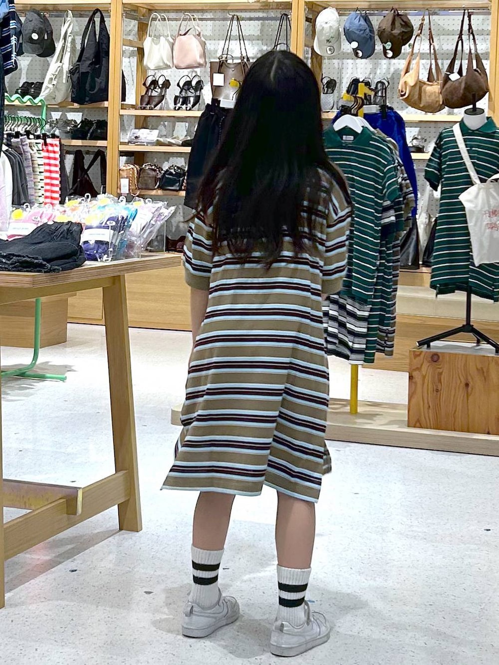 ベージュ系のワンピースを着用したキッズの春コーディネートの5枚目の写真