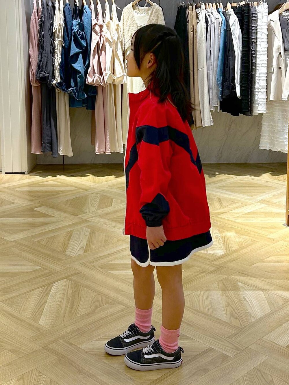 ブルー系のナイロンジャケット、ホワイト系のTシャツ/カットソーを着用したキッズの春コーディネートの3枚目の写真