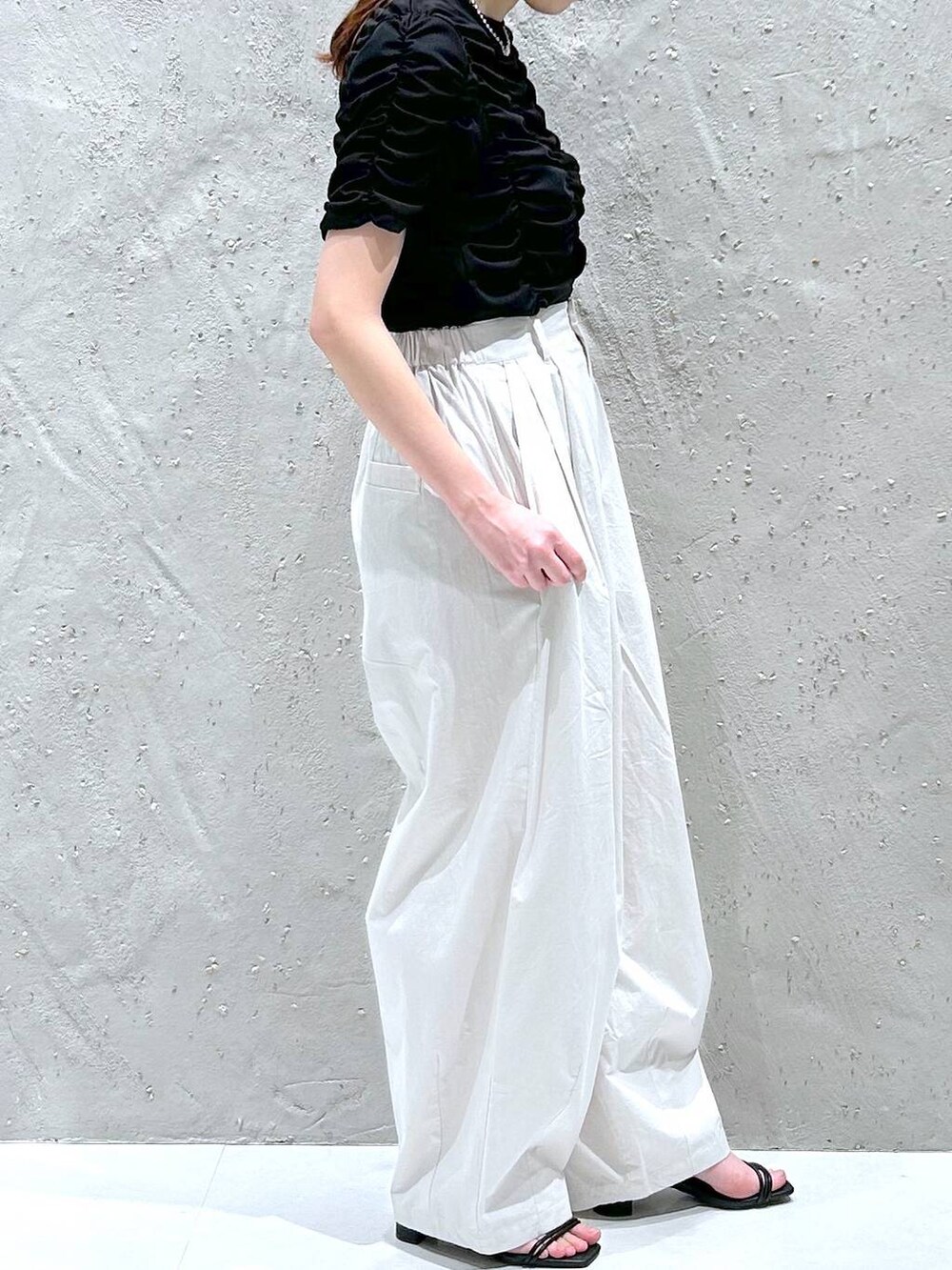 ブラック系のサンダル、グレー系のその他パンツ、ブラック系のTシャツ/カットソーを着用したレディースの春コーディネートの4枚目の写真