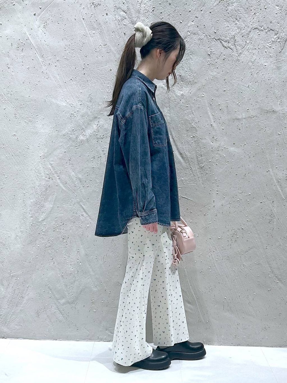 ピンク系のボストンバッグ、ブルー系のシャツ/ブラウス、ブラック系のサンダルを着用したレディースの春コーディネートの2枚目の写真