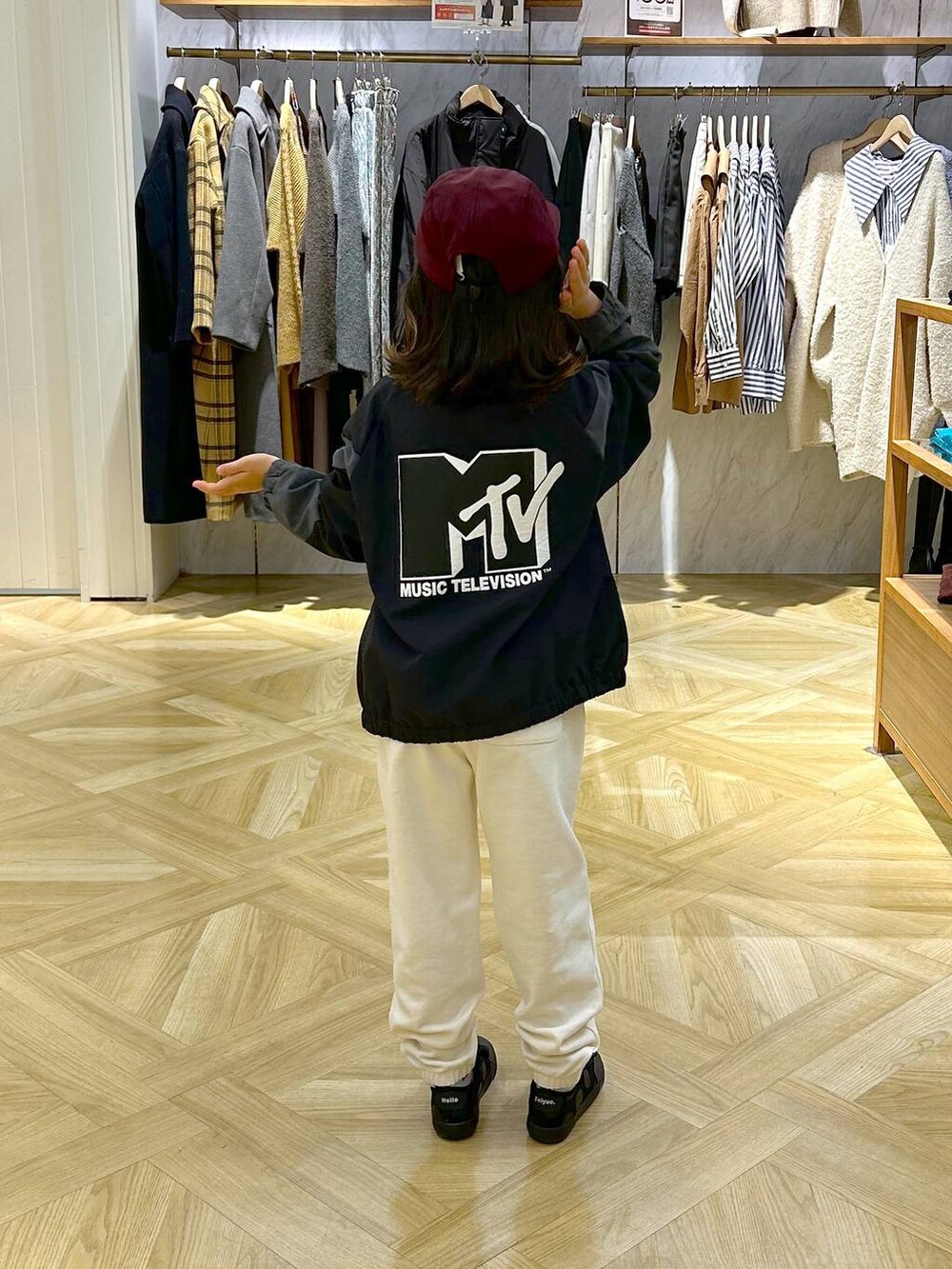 「冬コーデ、高身長、着痩せ・細見え、キッズ、ママコーデ、大人女子カジュアル_LOWRYS FARM、カジュアル、ゆったり、楽ちんコーデ、リンクコーデ、親子コーデ、ブルゾン、スウェットパンツ、キッズ服」｜「LOWRYS FARMのウラケジョグパンツ　966725（その他パンツ、ホワイト系）」を使った、lfyuikoさん（キッズ・117cm）の秋コーディネートの2枚目の写真