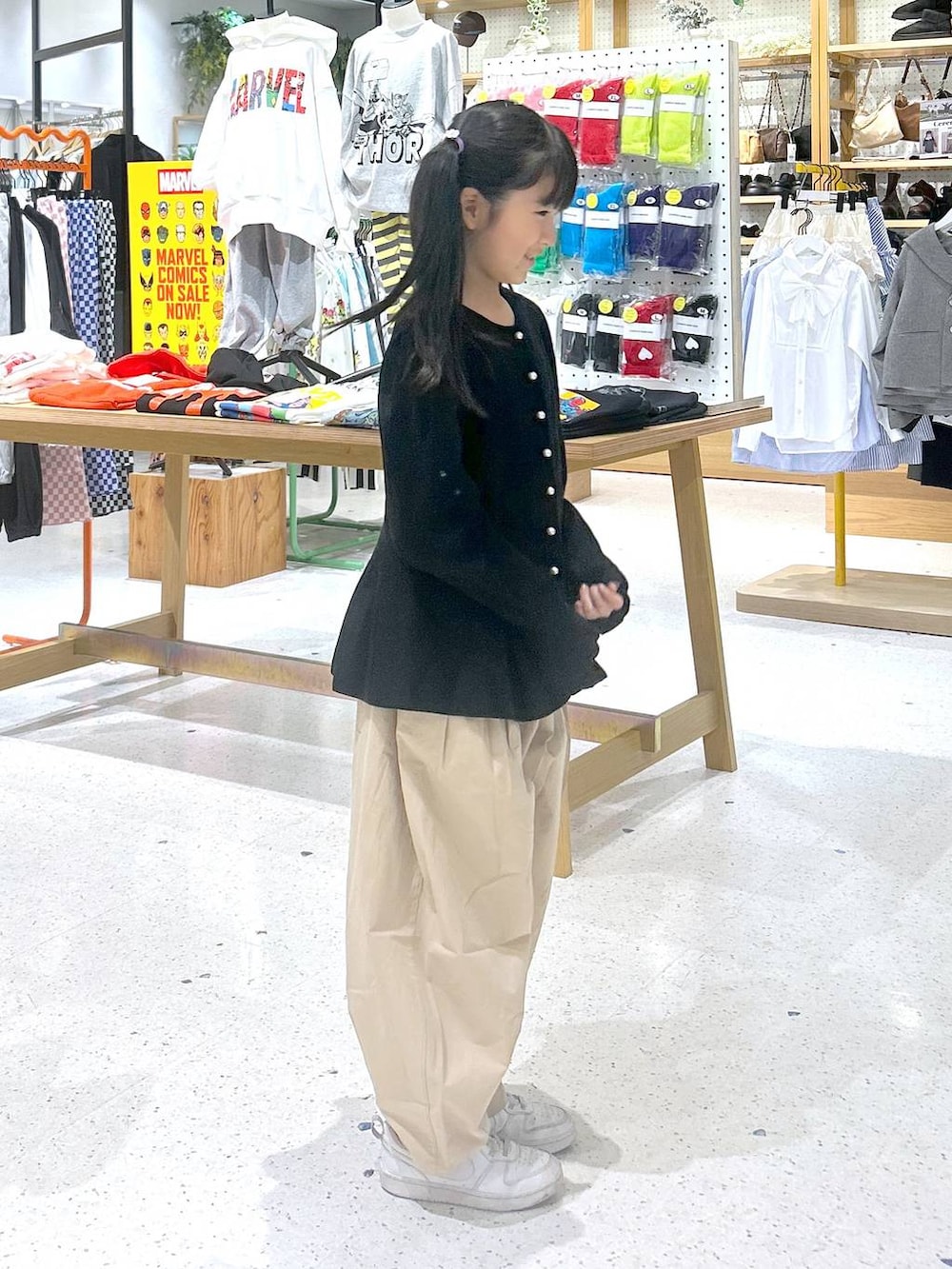 ベージュ系のその他パンツ、ブラック系のカーディガン/ボレロを着用したキッズの春コーディネートの2枚目の写真