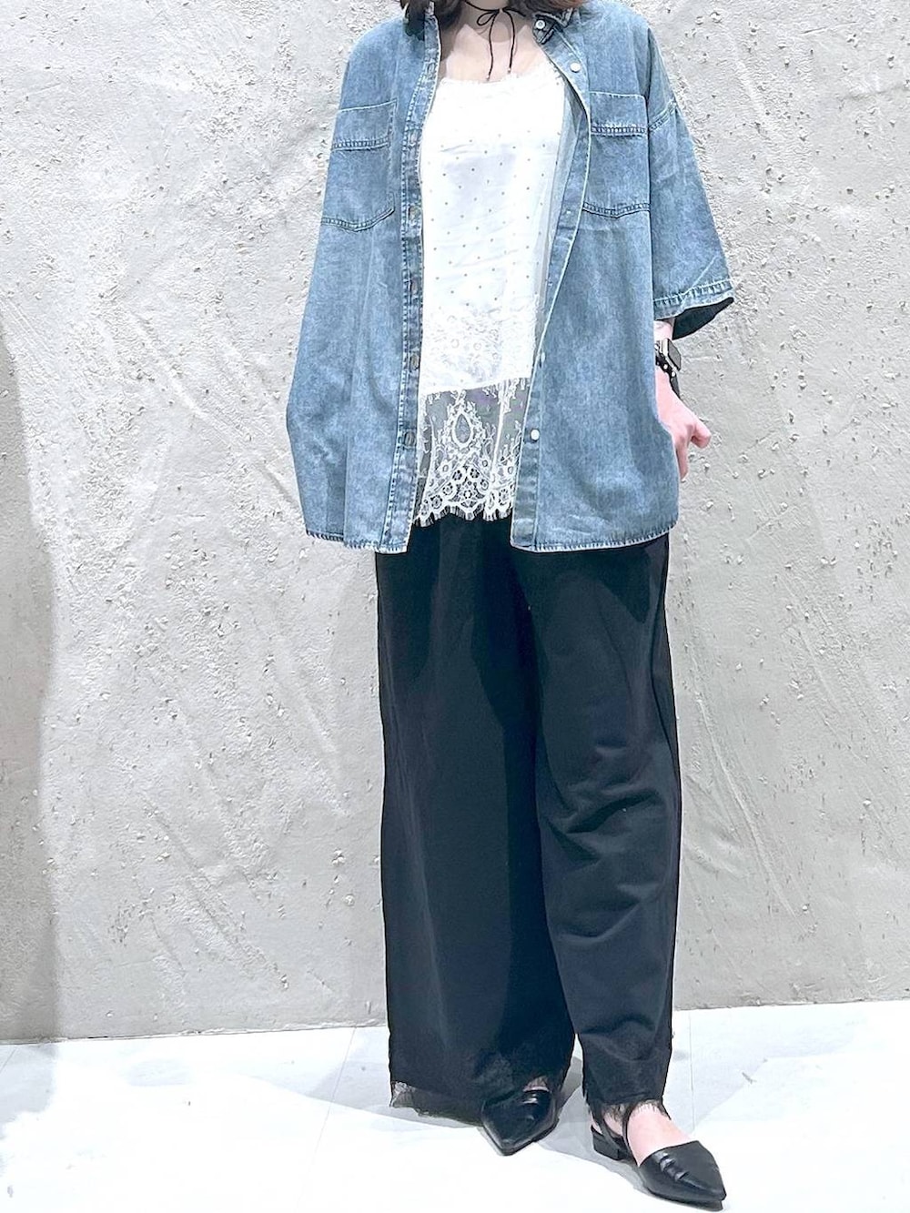 シルバー系のタンクトップ、ブルー系のシャツ/ブラウス、ブラック系のサンダルを着用したレディースの夏コーディネートの3枚目の写真