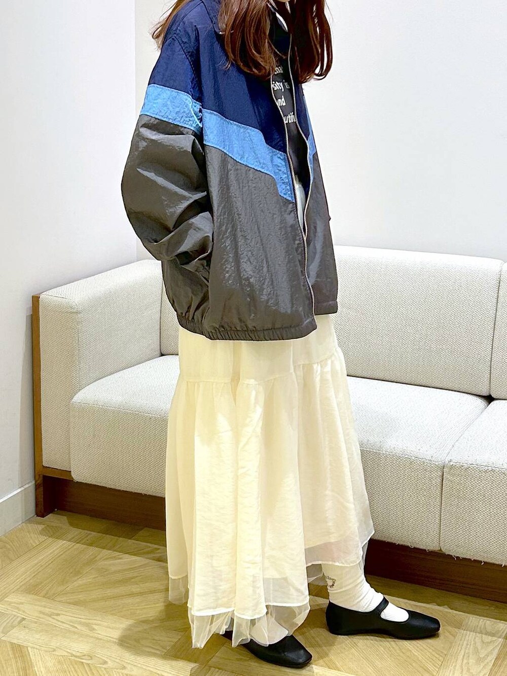 ブラック系のパンプス、ホワイト系のスカート、グレー系のTシャツ/カットソーを着用したレディースの春コーディネートの4枚目の写真