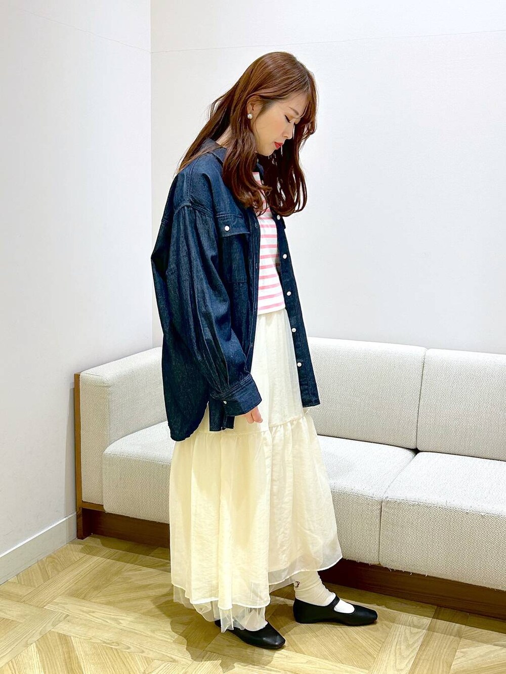 ブラック系のパンプス、ブラック系のスカート、ピンク系のTシャツ/カットソーを着用したレディースの春コーディネートの3枚目の写真