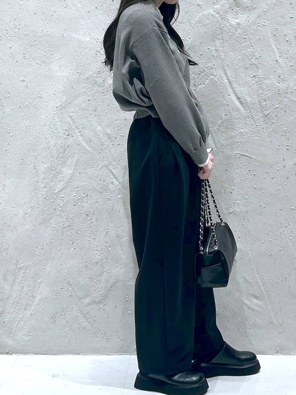 ブラック系のその他パンツ、ブラック系のサンダル、ブラック系のショルダーバッグを着用したレディースの冬コーディネートの4枚目の写真