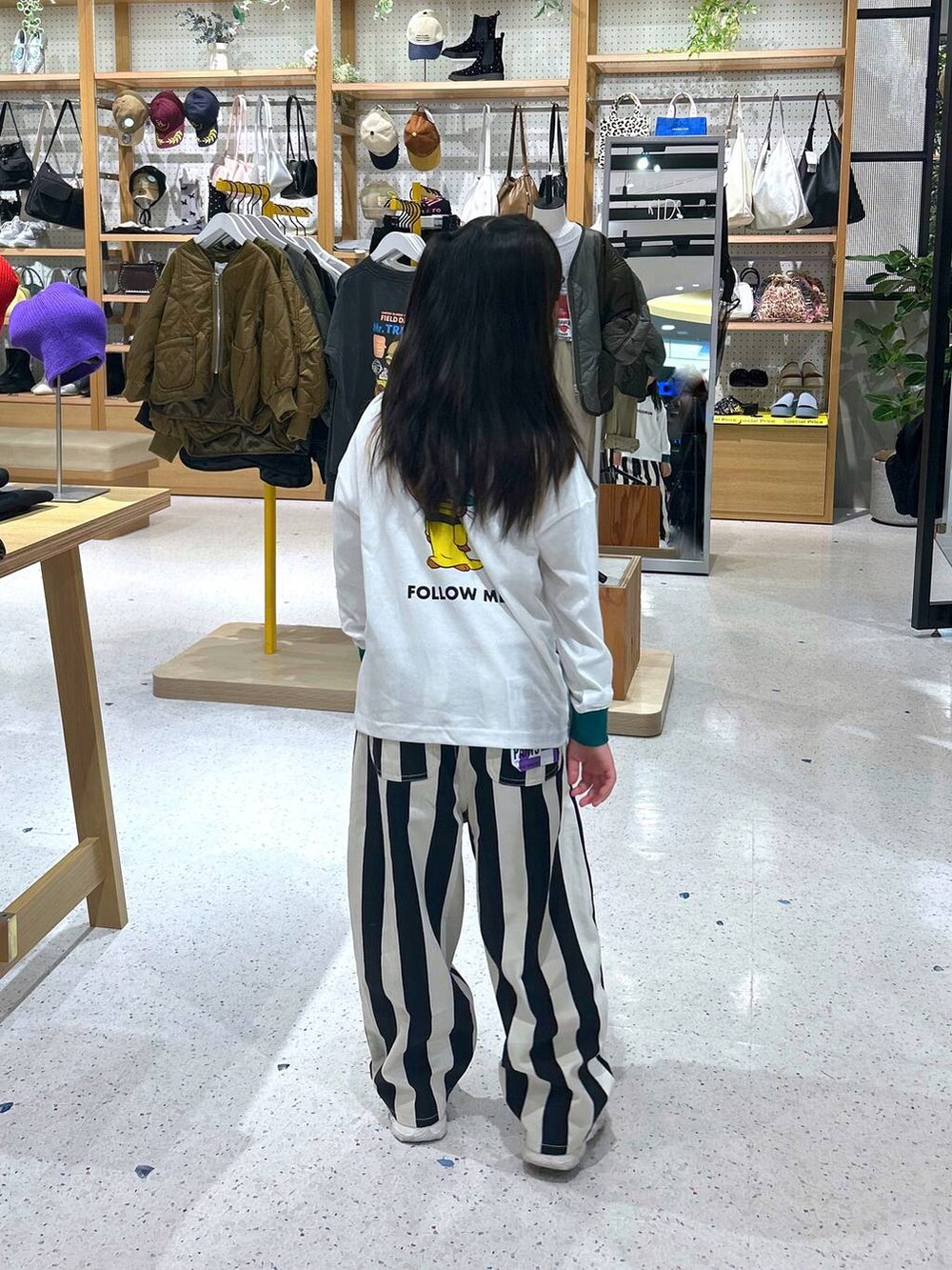 その他のその他パンツ、グリーン系のTシャツ/カットソーを着用したキッズの秋コーディネートの2枚目の写真