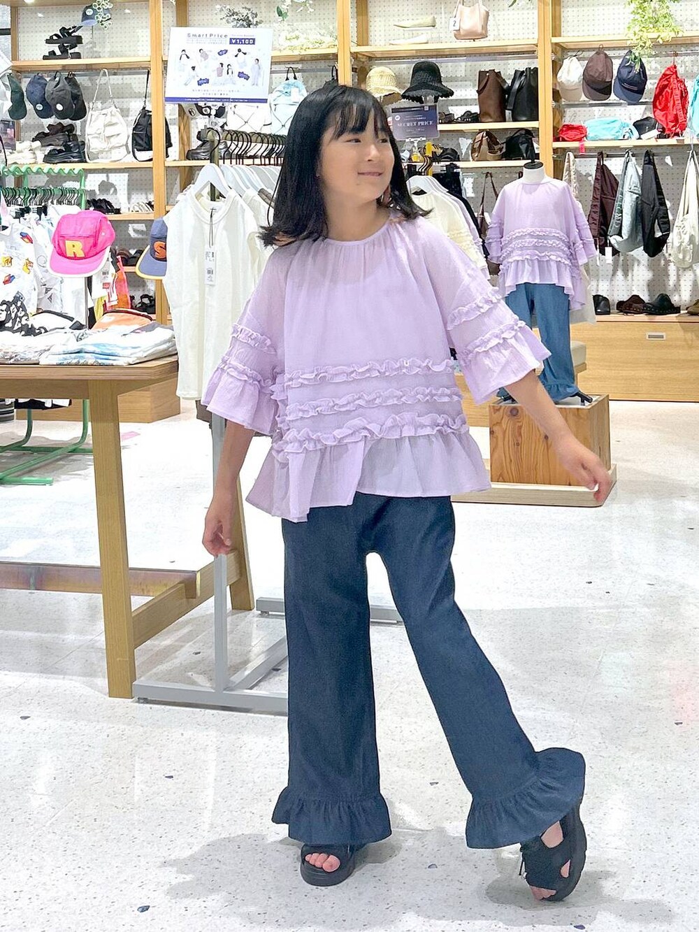 パープル系のシャツ/ブラウスを着用したキッズの夏コーディネートの3枚目の写真