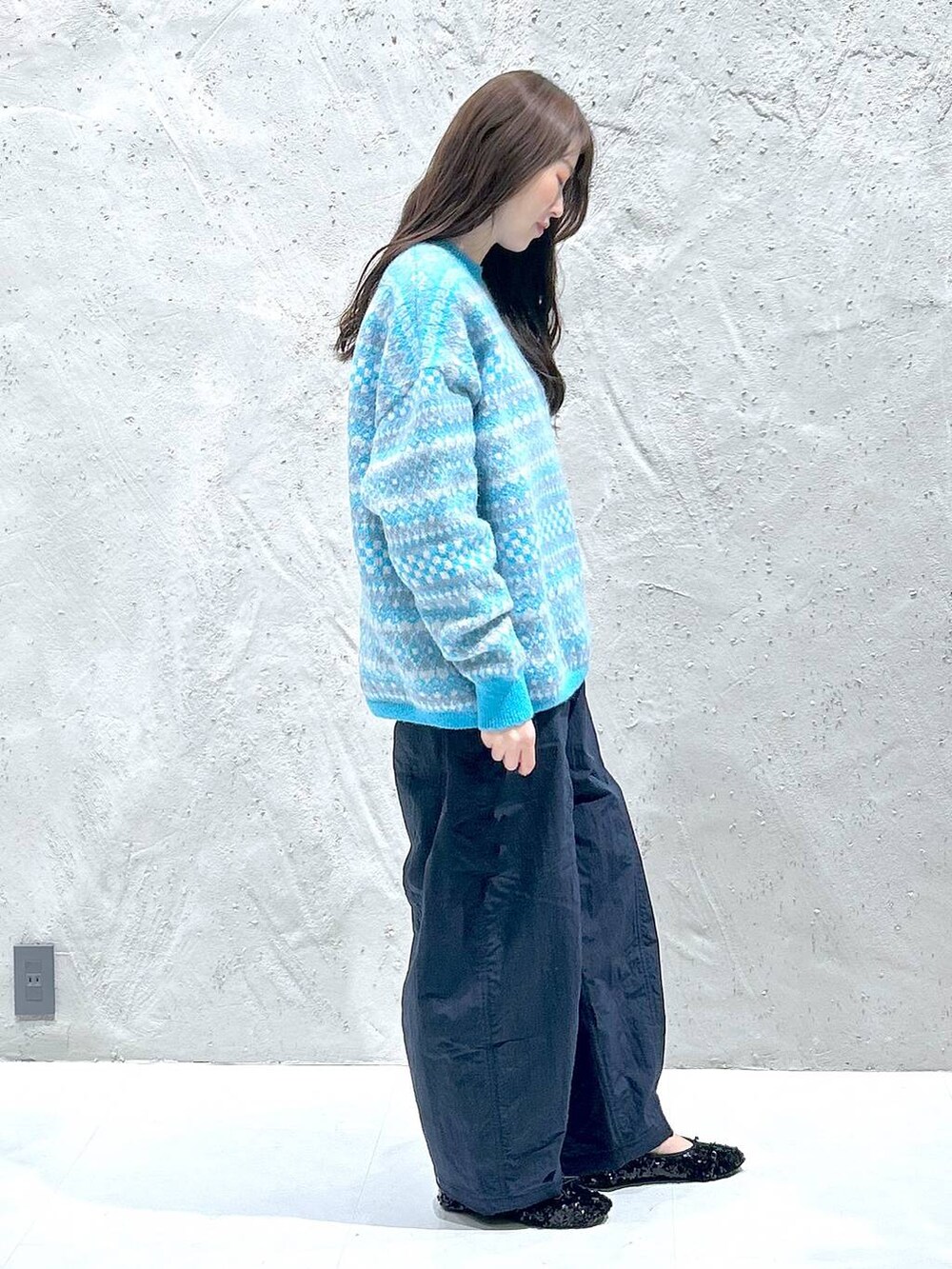 ブルー系のその他パンツ、ブルー系のニット/セーターを着用したレディースの冬コーディネートの3枚目の写真