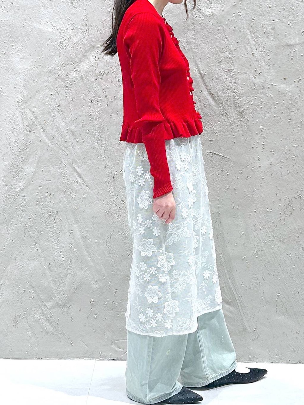 ブラック系のパンプス、ブルー系のデニムパンツ、レッド系のTシャツ/カットソーを着用したレディースの春コーディネートの4枚目の写真