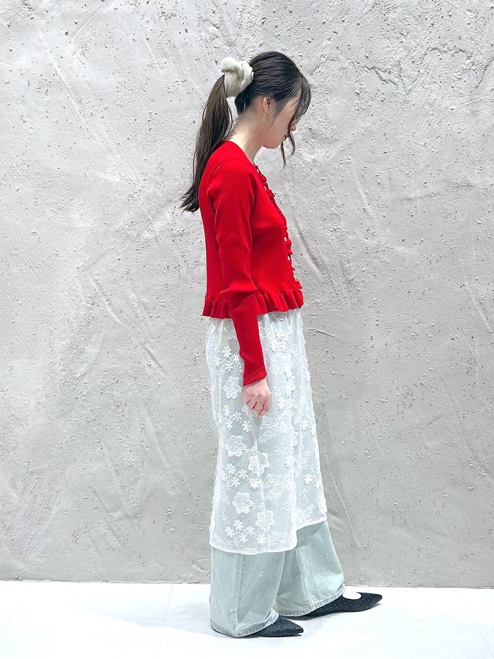 ブラック系のパンプス、ブルー系のデニムパンツ、レッド系のTシャツ/カットソーを着用したレディースの春コーディネートの2枚目の写真