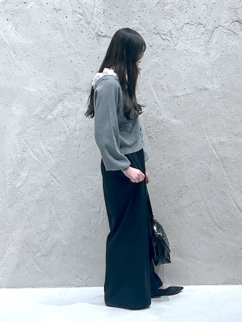 ブラック系のその他パンツ、ブラック系のショルダーバッグ、ブラック系のパンプスを着用したレディースの春コーディネートの2枚目の写真