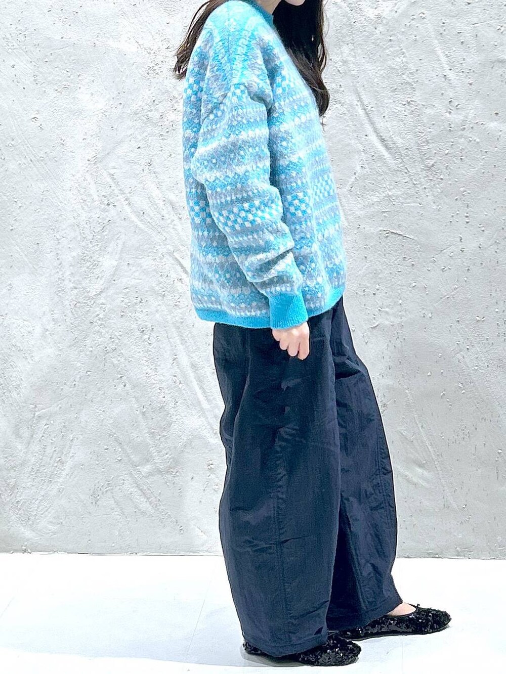 ブルー系のその他パンツ、ブルー系のニット/セーターを着用したレディースの冬コーディネートの4枚目の写真