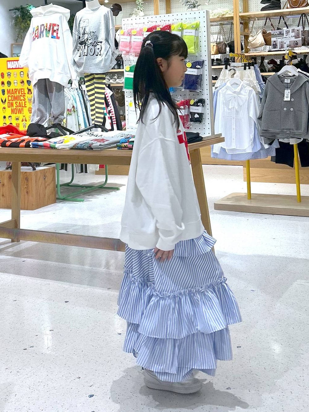 ホワイト系のスウェット、その他のスカートを着用したキッズの冬コーディネートの3枚目の写真