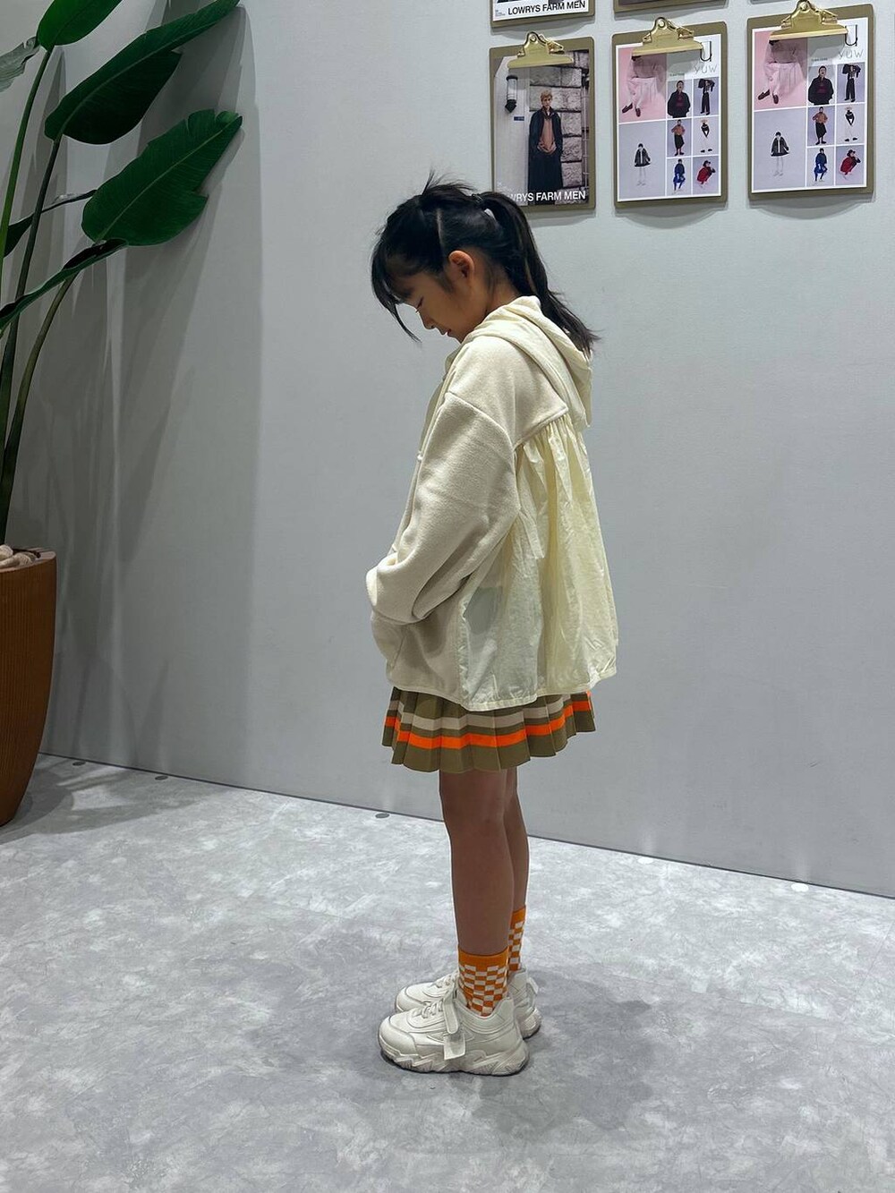 ホワイト系のTシャツ/カットソー、ブラウン系のスカートを着用したレディースの秋コーディネートの2枚目の写真