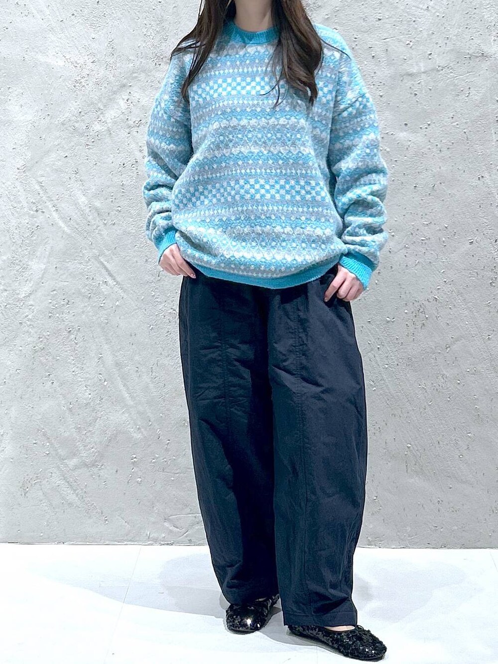 ブルー系のその他パンツ、ブルー系のニット/セーターを着用したレディースの冬コーディネートの2枚目の写真